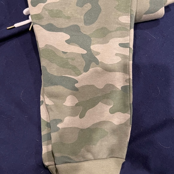 Old Navy camouflage joggers. Size L - Picture 4 of 4